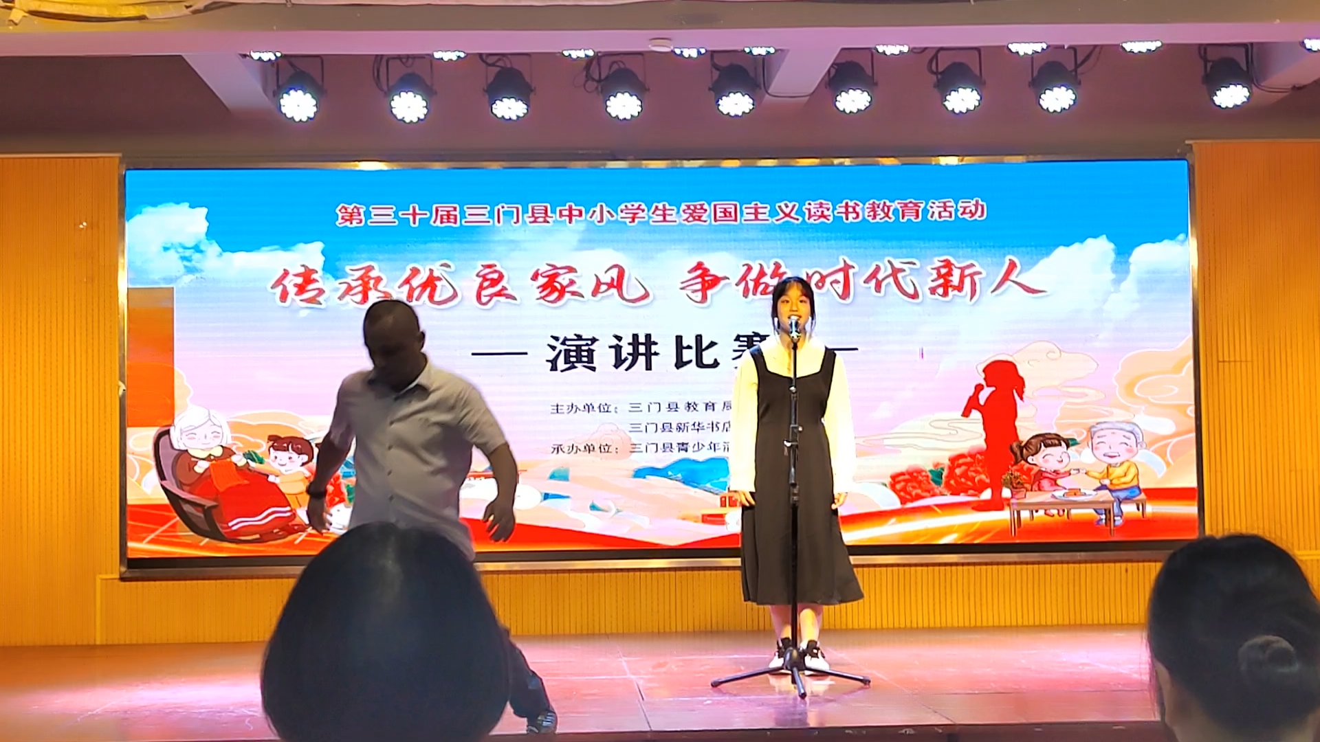 巷弄深处的演讲盛宴，小店邂逅与演讲魅力的碰撞